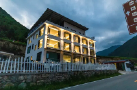 康定洞穴溫泉酒店 鄰近康定情歌(木格措)景區的酒店