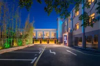 棲荷假日飯店（深圳燕子湖地鐵站店） 鴻展-指揮官軍事夏令營附近的飯店