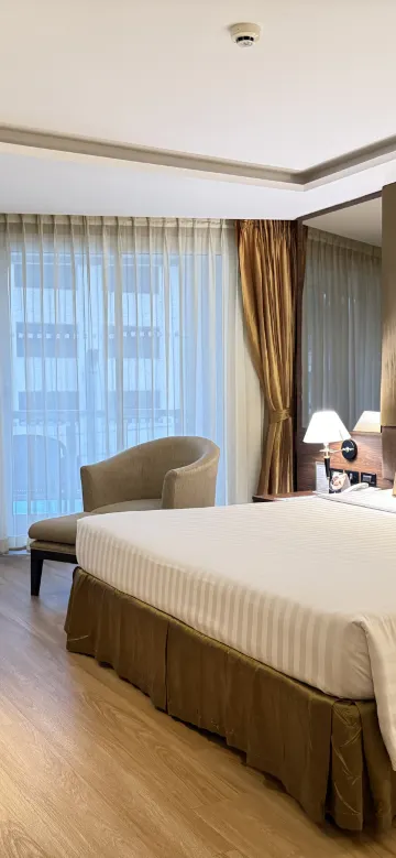 ห้องซูพีเรียร์ เตียงใหญ่ พร้อมระเบียง