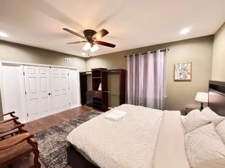 The Quiet Lux Room #3 with KB(Kingsize Bed) Отели рядом с достопримечательностью «Библиотека Роленд Хай Скул»