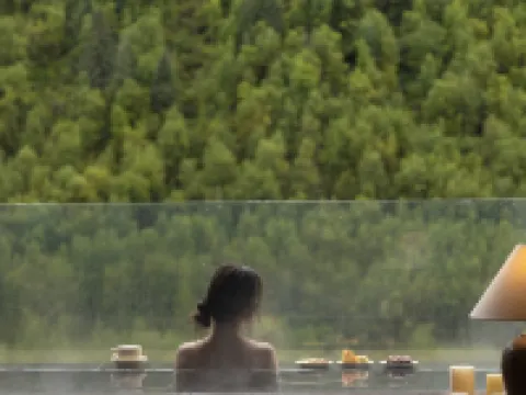 Luxury Mountain View Hot Spring Resort (Private Oxygen Spa Hotel at the Foot of the Snowy Mountain) โรงแรมในเซี่ยวจิน