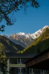 Shanchuan Suji Hot Spring Resort Hotel (Hailuogou Glacier Forest) - Mountain view