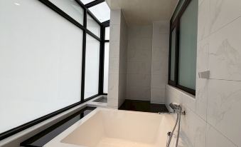 Guohua Deployment, Guohua Street Elevator Bathtub B&B