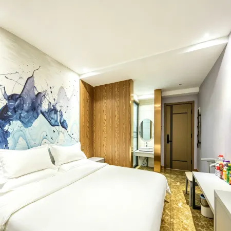 Kelan Kington Hotel