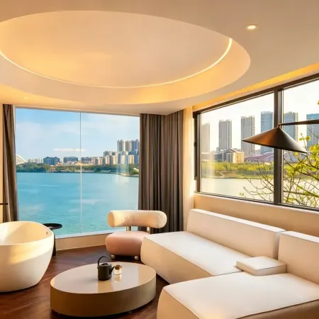Nanning Leshell Waterside Hotel（Wanxiang City Fangte ASEAN God Painting Shop)