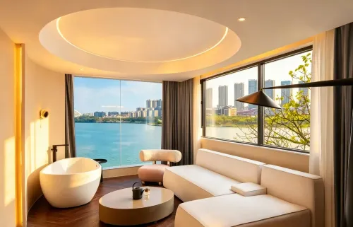 Nanning Leshell Waterside Hotel（Wanxiang City Fangte ASEAN God Painting Shop) - Mountain view