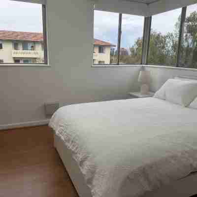 Como Beach 2-Bedroom Apartment Rooms
