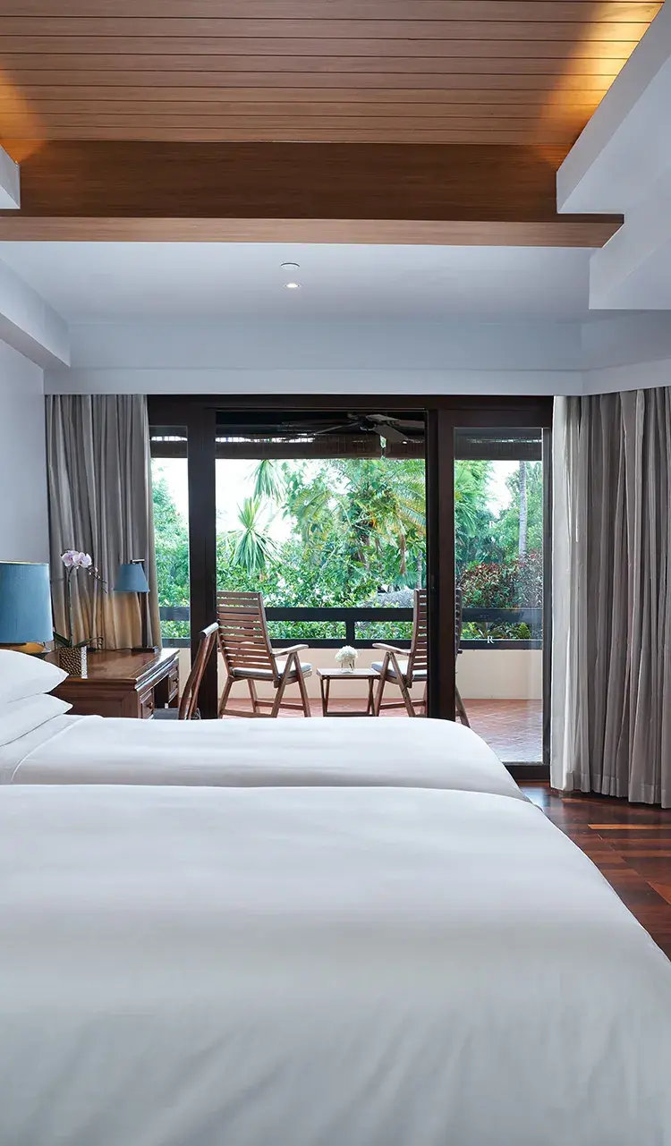 ห้องดีลักซ์เตียงแฝดพร้อมระเบียงและวิวสวน