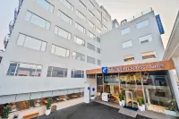 Holiday Inn Express & Suites Vijayawada by IHG - bars
