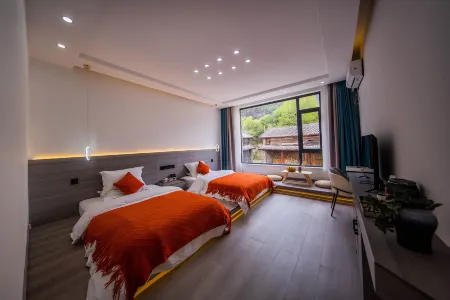 Listening to the wind · Courtyard Green Forest Rizhao Jinshan View Inn (Yulong Snow Mountain) Отели рядом с достопримечательностью «Yuzhu Qingtian Scenic Resort»