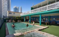 Backpackers in Paradise - 18 to 40 Years - Hostels