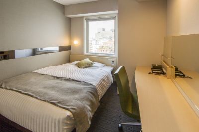 2つの隣接した標準ルーム 天然温泉 四季彩の湯 スーパーホテルPremier大阪本町駅前の写真