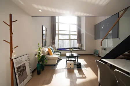 Xilu LOFT Seaview Apartment (Shenzhen Haishan Subway Station Yihai City Branch)