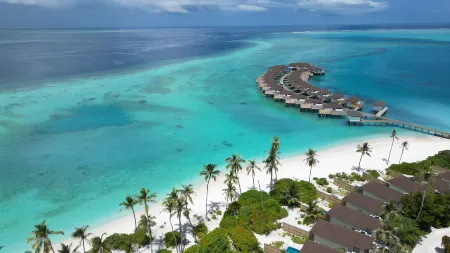 Avani+ Fares Maldives Resort Отели рядом с достопримечательностью «Ваккару»