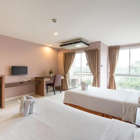 Eastiny Resort & Spa Отели рядом с достопримечательностью «Ват Суттхават»