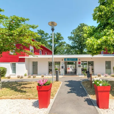 南特博若爾舒適公寓酒店 鄰近Haluchère-Batignolles火車站的酒店