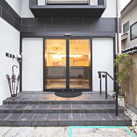 【Forest Guardian Hotel Kyoto Goshonishi】7-minute tram ride from Kyoto Station Отели рядом с достопримечательностью «Дошиша университет»