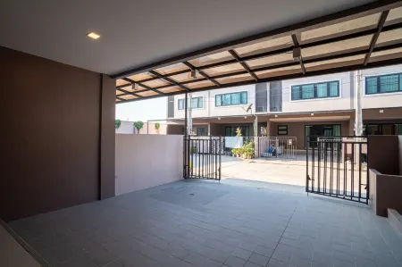 Pattaya town house three bedroom pool villa 【8 minutes drive to floating market + swimming pool】 Отели рядом с достопримечательностью «Bann sukhawadee»