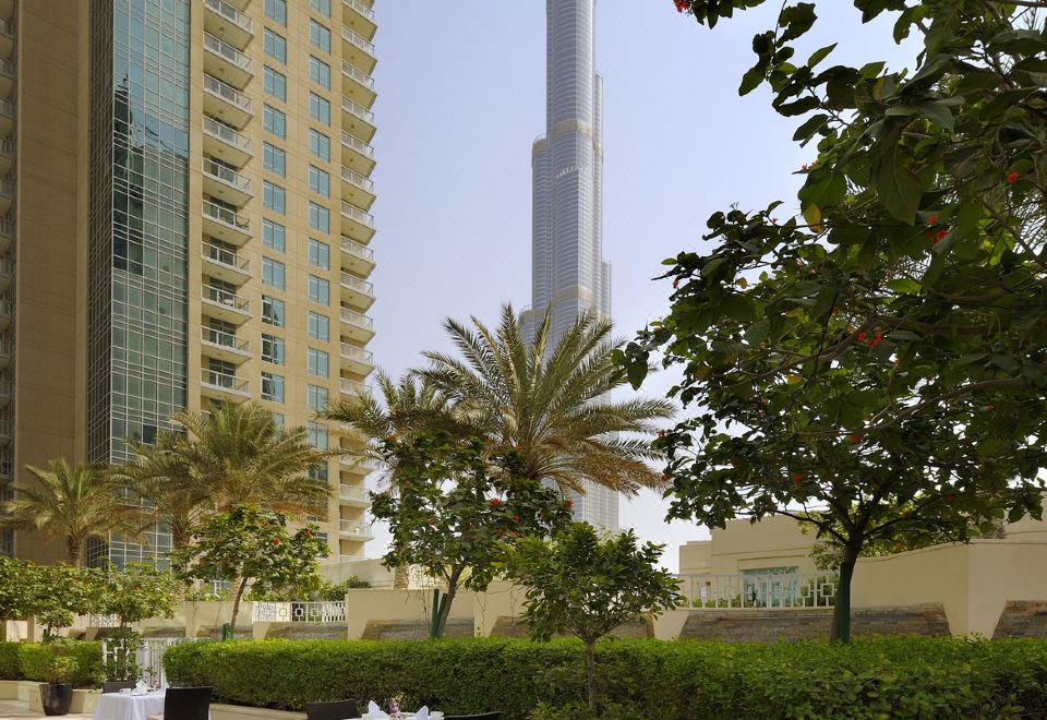 Ramada by Wyndham 수영장