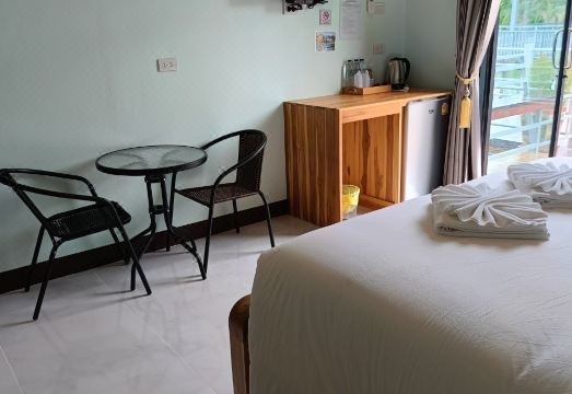 Tanaporn resort bangsaphan의 객실 내부 또는 로비