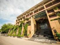 Lani Chiang Mai Hotel Hotels near Pa Tan