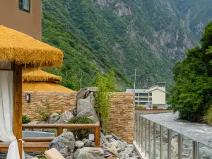 Zhuishan Mingjing Hot Spring Resort Hotel