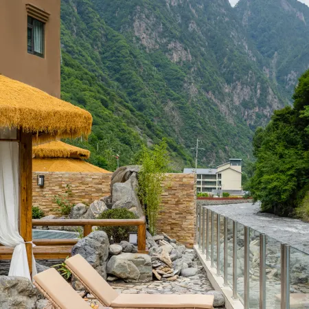 Zhuishan Mingjing Hot Spring Resort Hotel