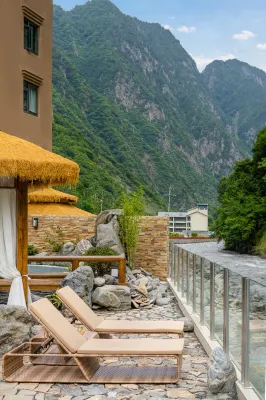 Zhuishan Mingjing Hot Spring Resort Hotel