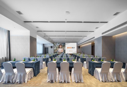 Pagoda Hotel Chongqing International  Land-sea (Corporate Avenue ) Hotel Overview