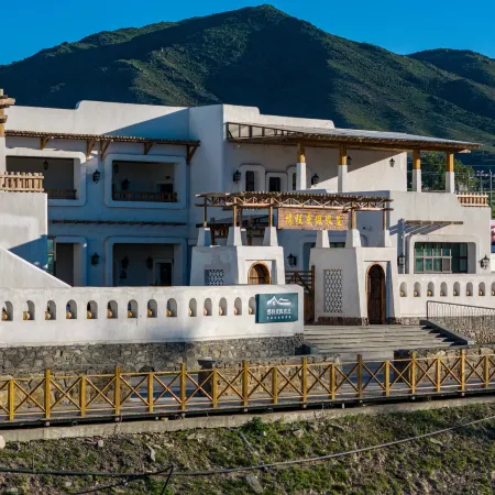 Trip.com Group Country Retreats  (Ah He Road Joint Resort) Отели рядом с достопримечательностью «Скидный лагерь в Алтае, Синьцзян»