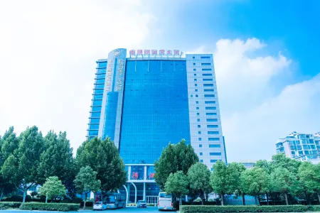 Century Yuan International Hotel (Guannan County Government Store, Lianyungang) Отели рядом с достопримечательностью «Er'langshen Culture Relics Park»