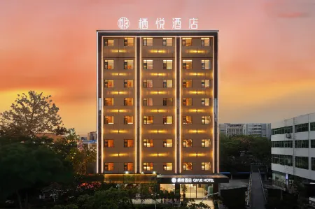 Shiyan Qiyue Hotel (People's Square) Отели рядом с достопримечательностью «Hubei University of Medicine»