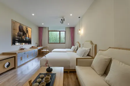 Floral Hotel· Longhushan Hotel Отели рядом с достопримечательностью «Геологический парк Эль-Нос»