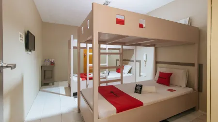 RedDoorz @ Bridgeway Hotel Tuguegarao City