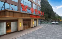 Vienna Hotel (Liuzhi Leisure Square High Speed Railway South Station Branch) Hotels near Liuzhi Teaching Department of Guizhou Radio & TV University