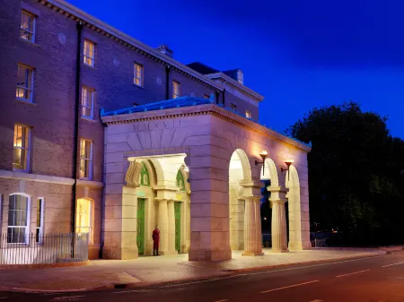 University Arms Hotel, Autograph Collection Отели рядом с достопримечательностью «The Corpus Clock»