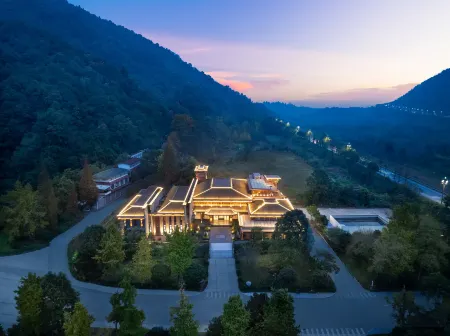 Pengzhou Chanyi Danjing Biography Institute Отели рядом с достопримечательностью «Gexian Mountain»