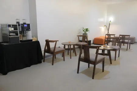 Go Hotels Plus Mandaluyong Отели рядом с достопримечательностью «Lee Gardens»