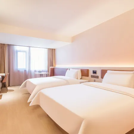 HanTing Hotel (Xinyang Huangchuan Xiya Heyue Square)