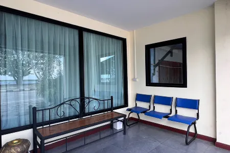 Lan Bua Resort Отели рядом с достопримечательностью «Wat Pradu Riang School»