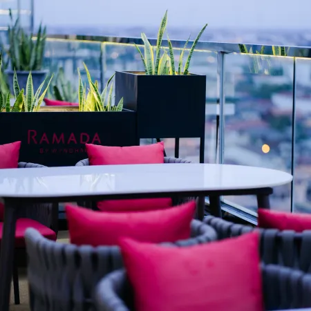 Ramada by Wyndham Vientiane Central Отели рядом с достопримечательностью «Статуя Фа Нгум»