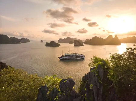 Le Journey Elegance Cruise Отели в г. Tuan Chau