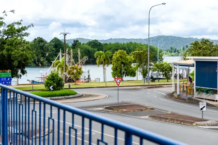 Innisfail Riverfront Motel