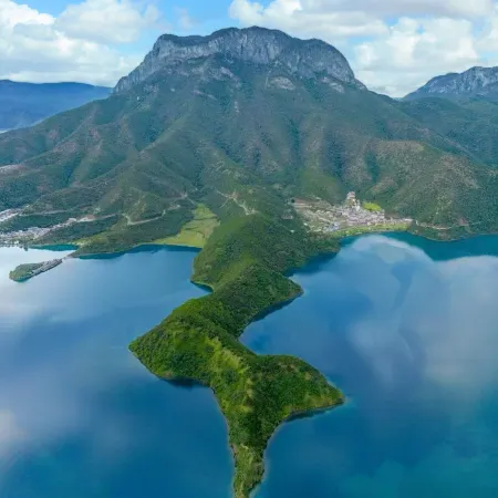 Yan sit lake view luxury B&B (Lugu Lake pig trough boat tour lake big falling water village store)
