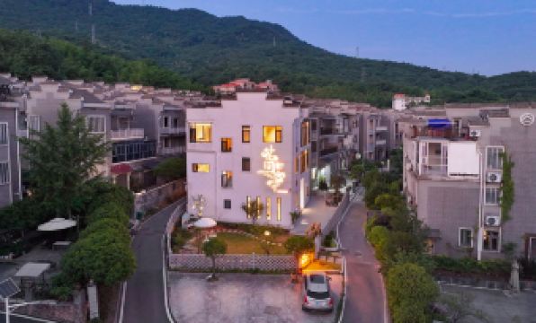 FloraVille Holiday Homestay (Chenzhou Zixing Dongjiang  Branch)