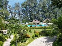 Long Beach Chalet Hotels near Lanta Old Town