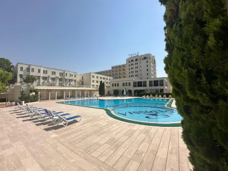 Perissia Hotel & Convention Center Отели рядом с достопримечательностью «Yunak Spa at Yunak Evleri Cave Hotel»