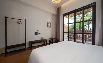 Enjoy a quiet hotel in the woods