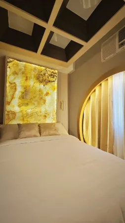 Golden Luxe Condotel, cozy, fast wifi, premium Отели рядом с достопримечательностью «Мондрийская резиденция Condominium Corporation»