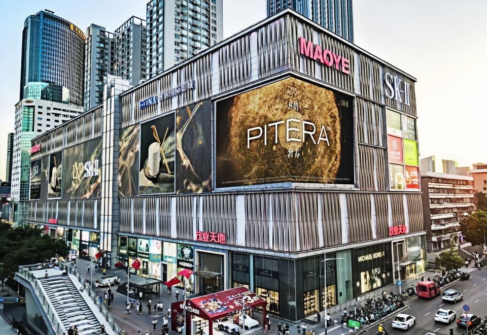 MOTRI Hotel의 현대적인 로비 공간 이미지